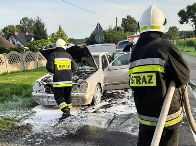 Strażacy ugasili silnik pojazdu.