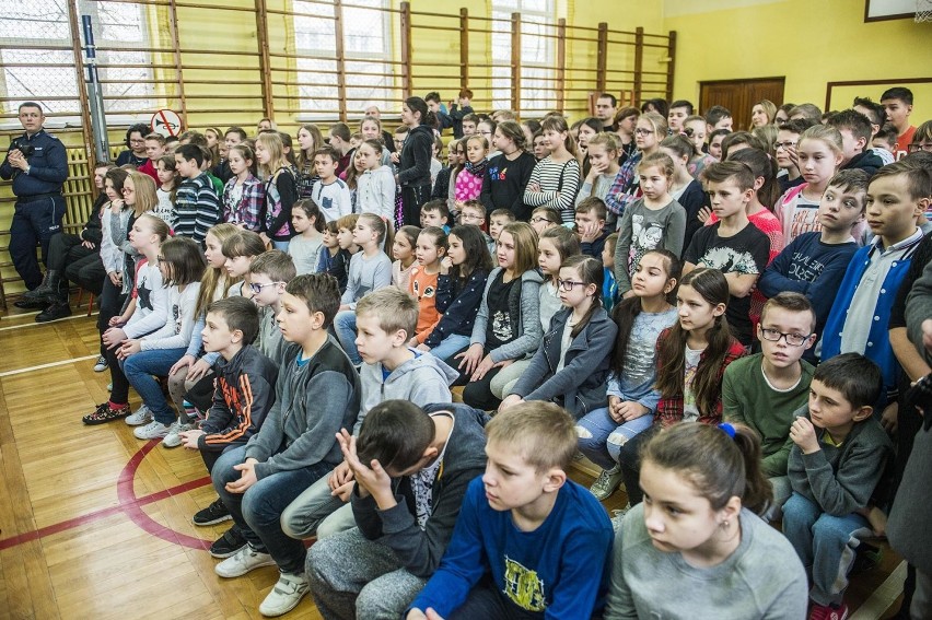 Akcja edukacyjna w szkole w Radomiu. Dzieci dostały odblaski
