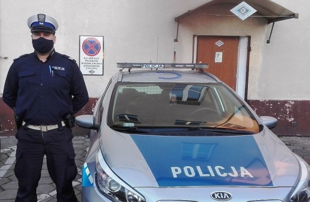 Policjant wydziału ruchu drogowego Marcin Ignatowski, który błyskawicznie zareagował ściągając z ulicy zagubioną i zziębniętą 3-latkę