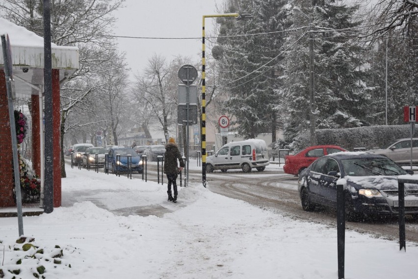 Duże opady śniegu w Pruszczu i powiecie gdańskim. Na drogach panują trudne warunki |ZDJĘCIA