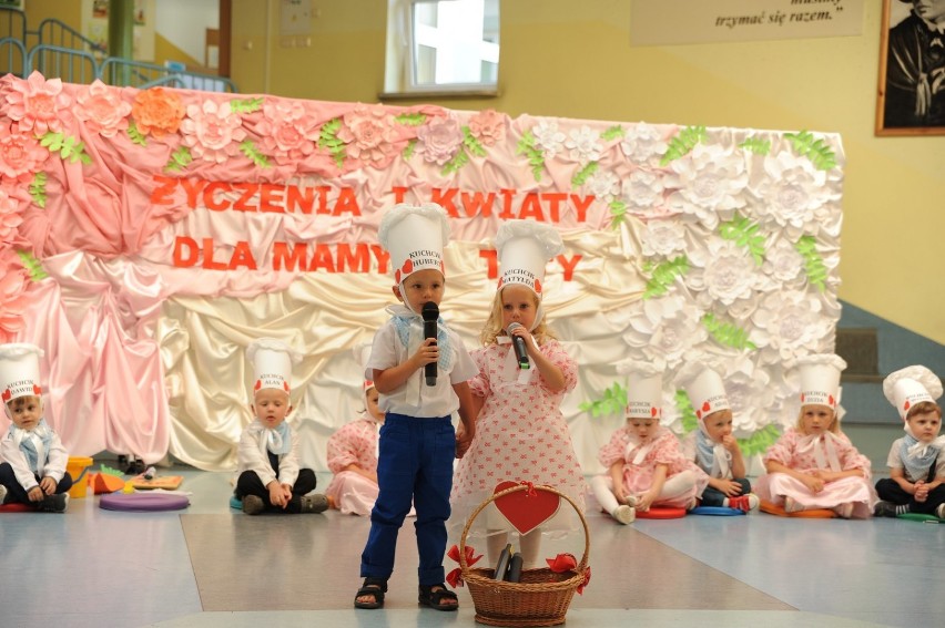 Życzenia i kwiaty dla Mamy i Taty w przedszkolu w Świętej [FOTO, WIDEO]