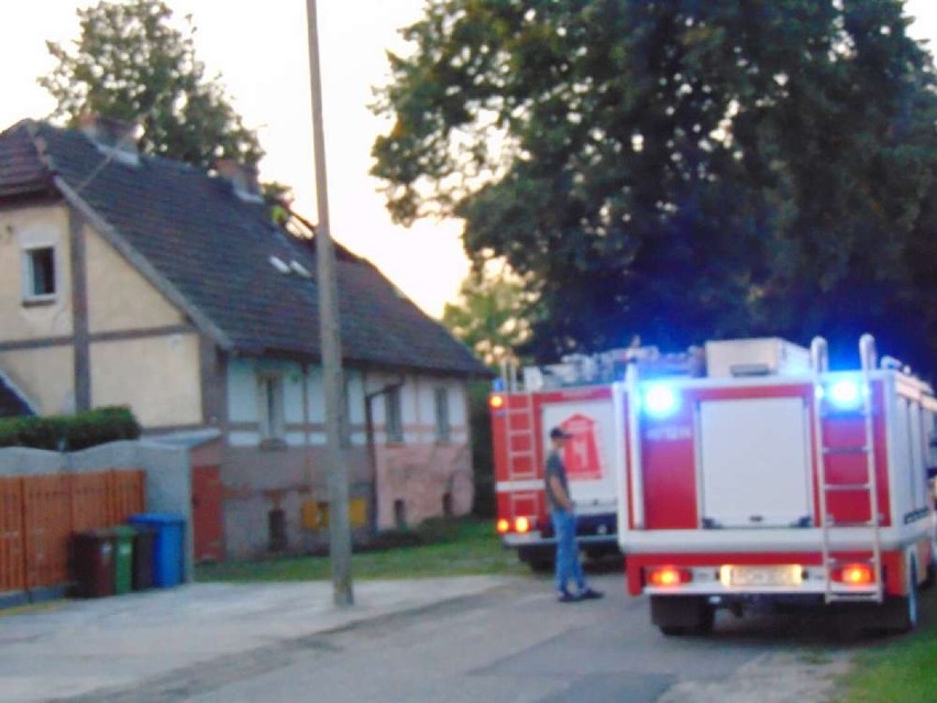 Pożar budynku mieszkalnego w Budzyniu gasiło kilka zastępów straży pożarnej. 