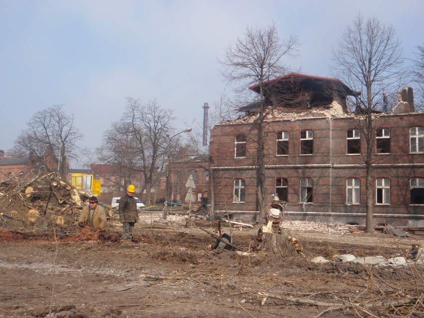 Marzec 2011 - budynki kopalni Katowice podczas rozbiórki. W...