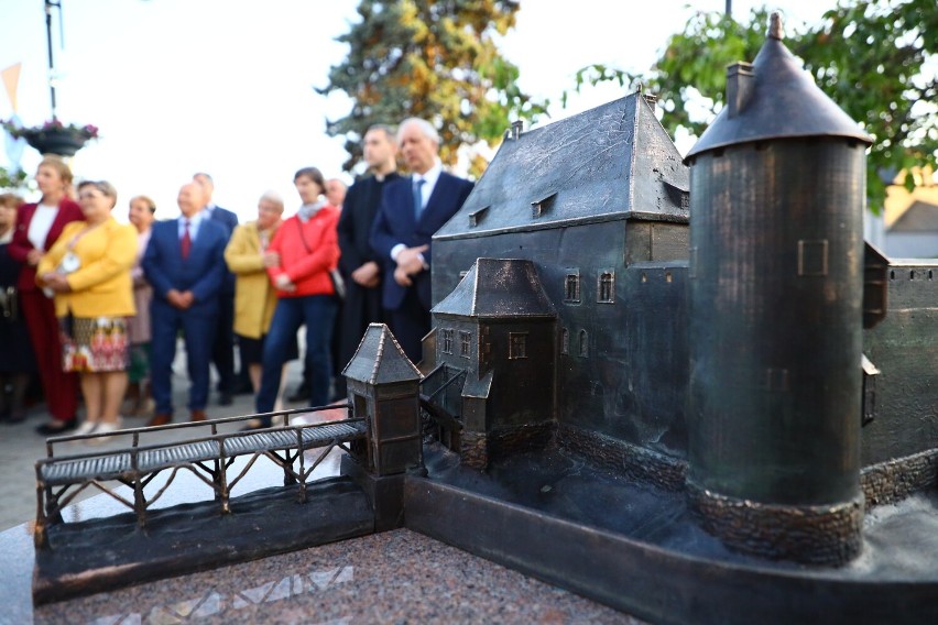 Przed kolegiatą w Wolborzu można podziwiać odlew...