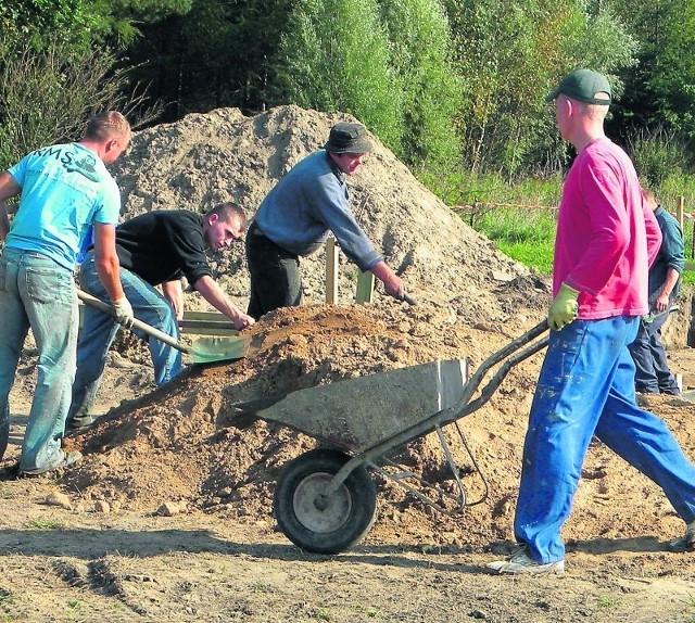 Po wylaniu fundamentów wmurowano akt erekcyjny świetlicy.