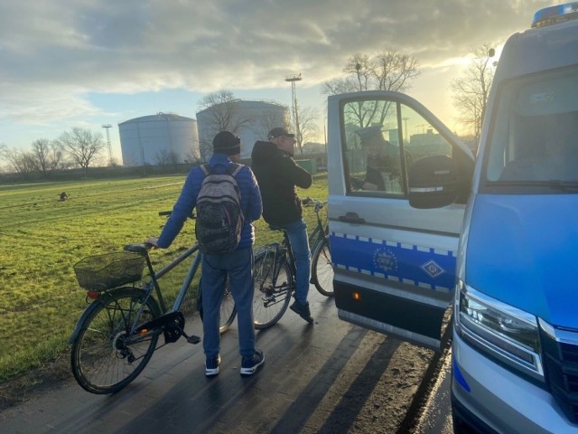 Inowrocławska drogówka prowadziła na drogach powiatu akcję "Bezpieczny pieszy". Były pouczenia i mandaty. Przy okazji akcji policjanci wręczali uczestnikom ruchu odblaskowe kamizelki