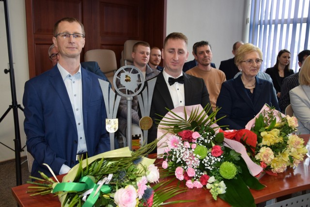 Nagrodę Złoty Klucz Przedsiębiorczosci w 20. jubileusz działalności firmy Hesz odebrała właścicielka Janina Szliep wraz z synami Łukaszem i Krzysztofem podczas sesji rady powiatu sępoleńskiego.