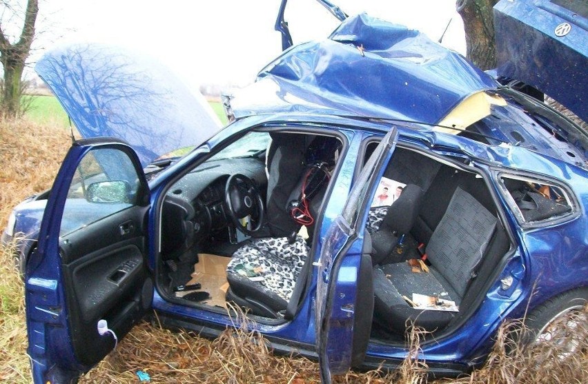 Wypadek w miejscowości Rokosz. Passat uderzył w drzewo