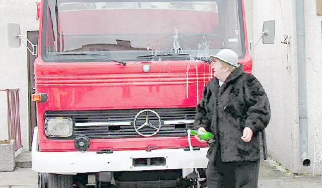 Wóz podarowany wąbrzeskiej OSP przez strażakó z Syke. Matką chrzestną pojazdu była Urszula Skopińska, córka druha Leonarda Steinerta, którego imię dumnie nosi pojazd