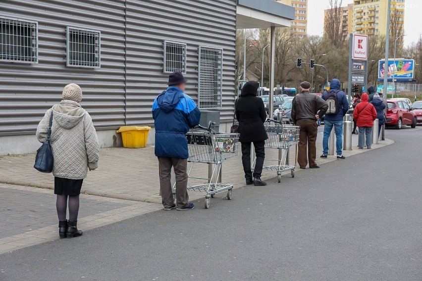 Sklepy spożywcze nadal dłużej czynne. Sprawdzamy jakie i gdzie