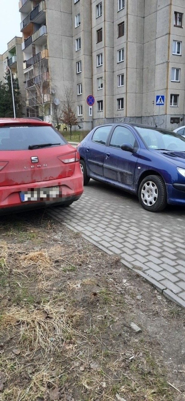 Mieszkańcy ulicy Targowej mają dość parkujących samochodów na chodnikach, trawnikach, wjazdach na posesje.