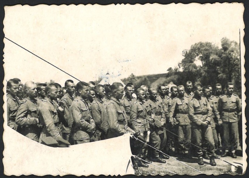Historyczne zdjęcia 70 Pułku Piechoty zamiast do albumu trafiły do kosza. Cudem zostały uratowane na sortowni śmieci