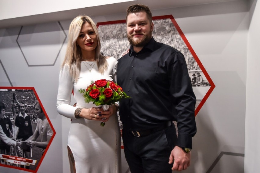 Pierwszy ślub w historii Stadionu Śląskiego! Paweł Fajdek i Sandra Cichocka powiedzieli sobie „tak" na głównej arenie