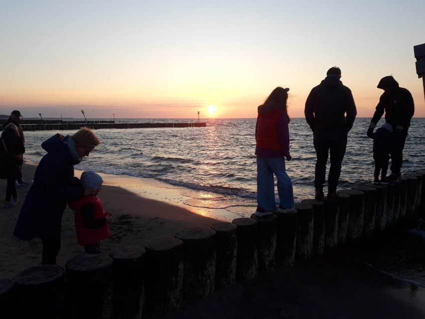 Wszyscy wylegli obejrzeć zachód słońca w Kołobrzegu