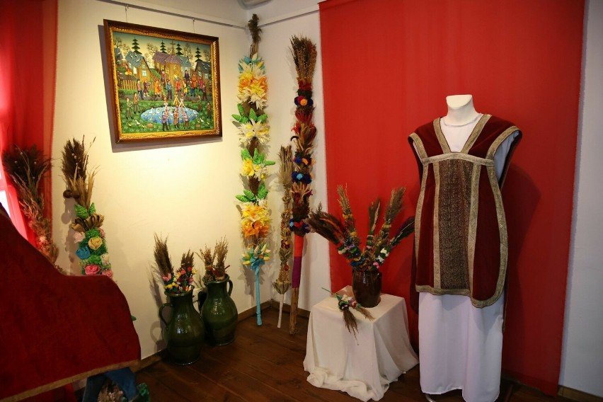 Wielkanocna wystawa w Dworku Laszczyków w Kielcach. Ustrojony stół, palmy, kraszanki i chłopska święconka. Zobacz zdjęcia i film