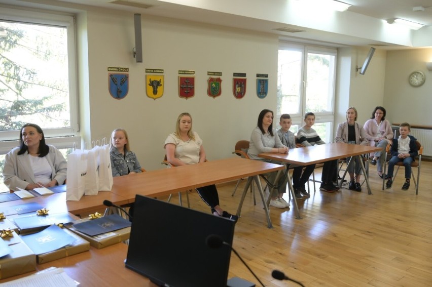 Wręczenie dyplomów, nagród i bonów zakupowych odbyło się w Starostwie Powiatowym w Pleszewie