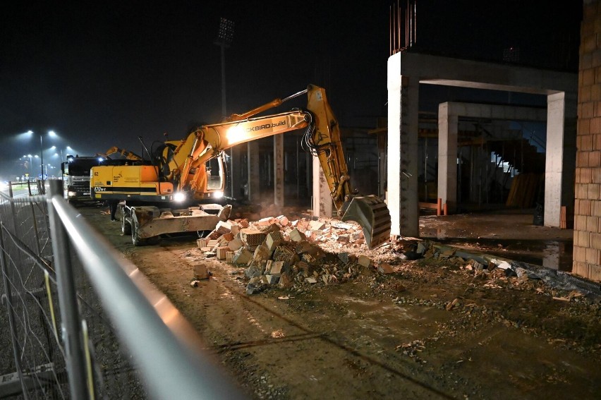 Nowy Sącz. Niewiarygodne! Część nowego stadionu Sandecji jest wyburzana! Pod osłoną nocy trwają prace na ul. Kilińskiego 47