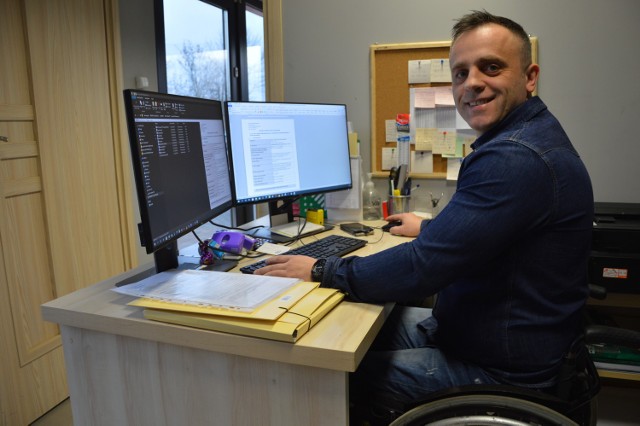 Tomasz Dąbrowski, choć jest osobą niepełnosprawną, spełnia swoje marzenia