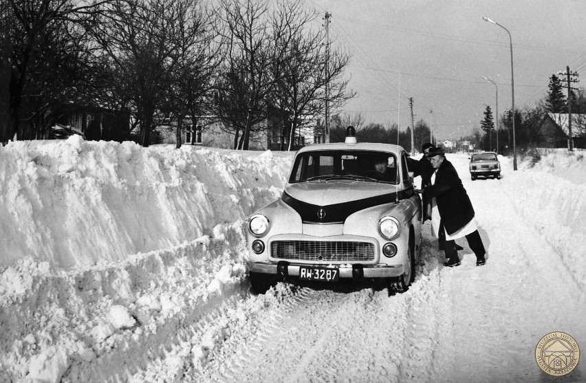 Lata 70. Okolice Rzeszowa. Zaspy większe niż po pas