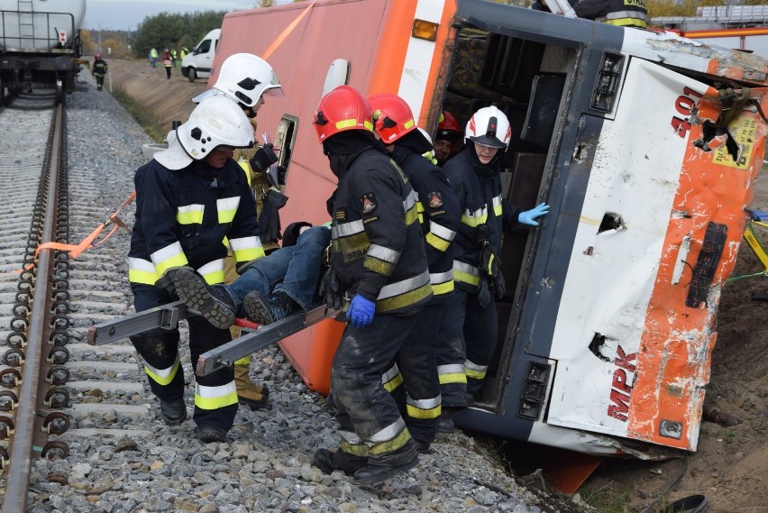 Zderzenie cysterny kolejowej z autobusem miejskim w Starym Cykarzewie [ZDJĘCIA]. To scenariusz wielkich ćwiczeń wojewódzkich