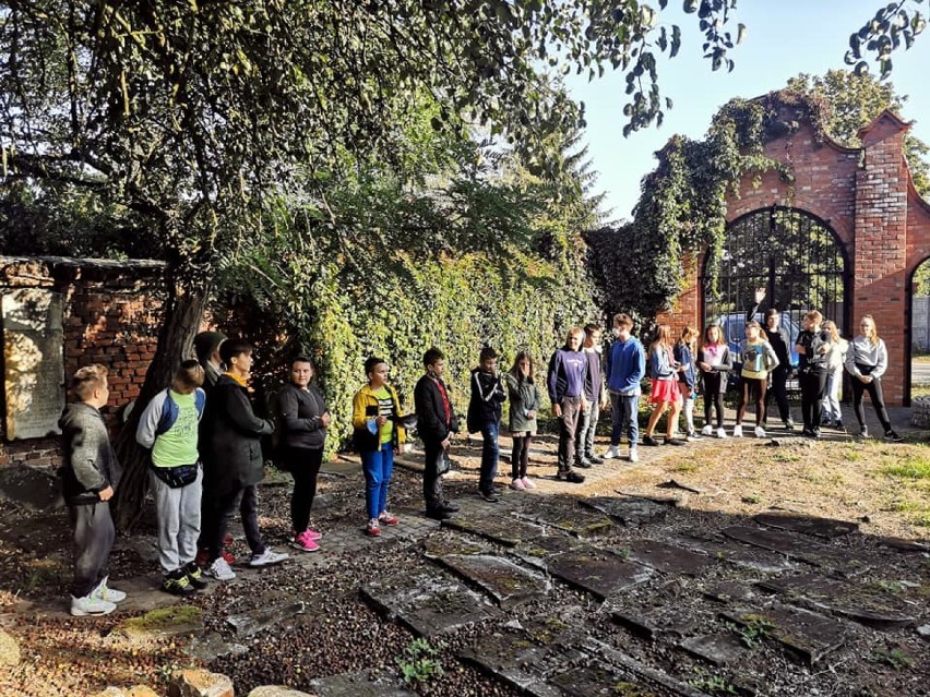 Przystanek  projektu ,,4 kultury - odNOWA pamięci"  na cmentarzu żydowskim w Zduńskiej Woli