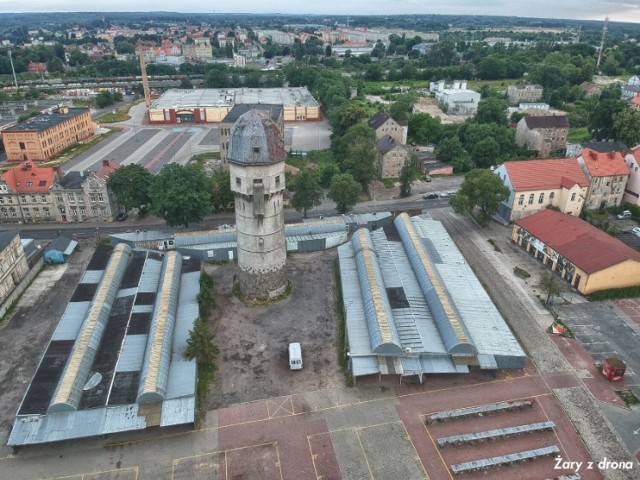 Wieża ciśnień na targu przy ul. Lotników w Żarach jest w prywatnych rękach.