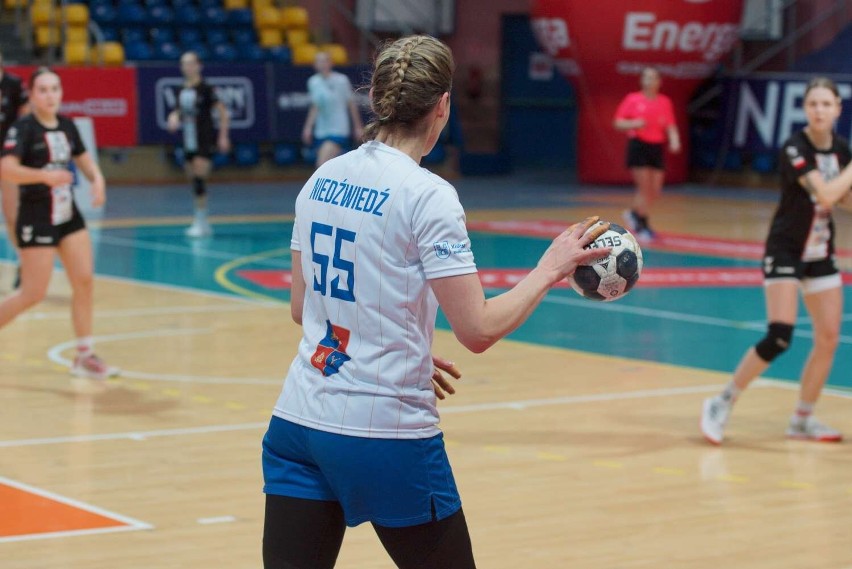 Iwona Niedźwiedź, była znakomita reprezentanta Polski ponownie na parkiecie w drużynie SWWS Energa Szczypiorno Kalisz. ZDJĘCIA