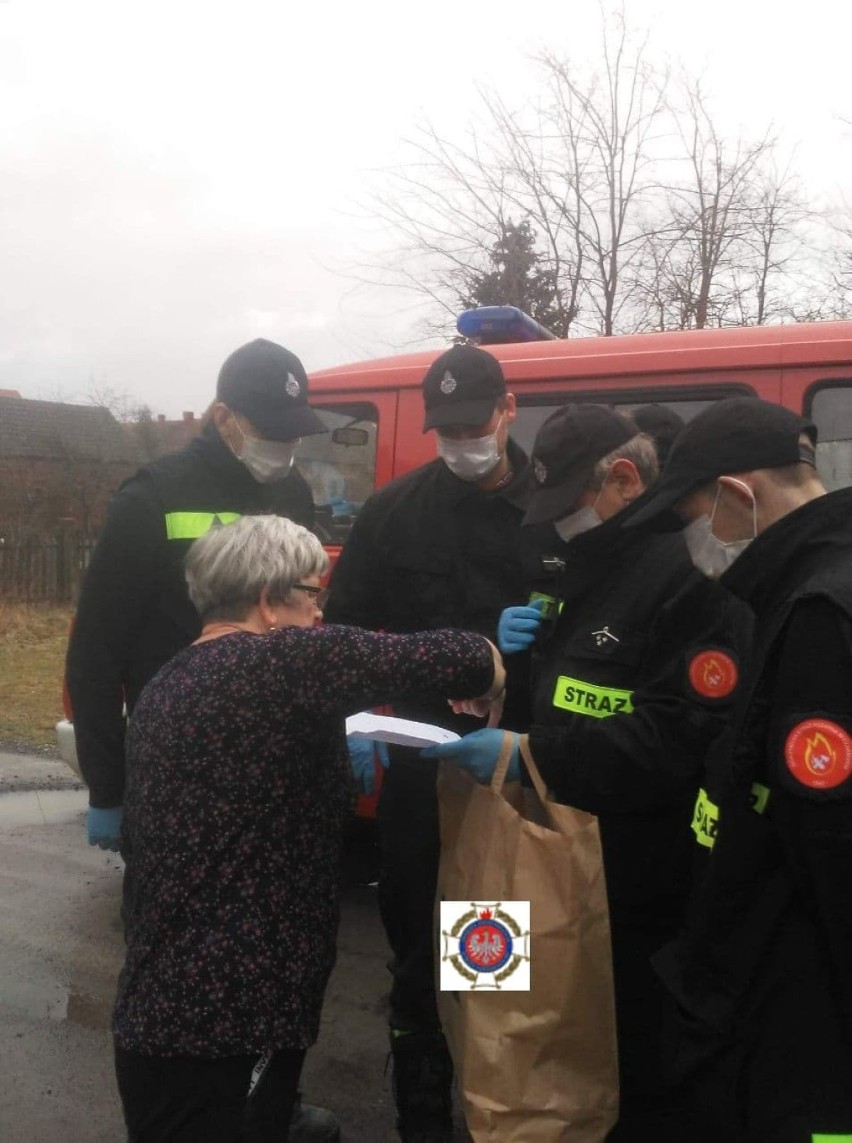 Strażacy z OSP Czarnowo pomagają w walce z pandemią. W...