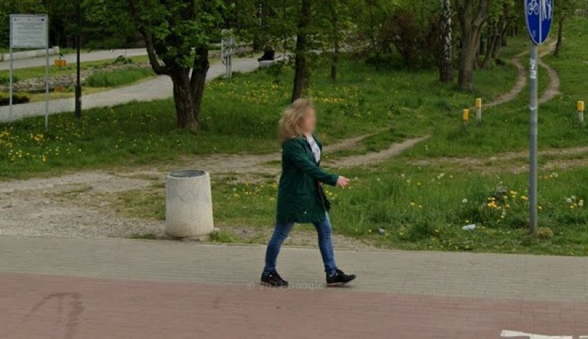 Moda na ulicach Stalowej Woli. Codzienne stylizacje mieszkańców miasta uchwycone przez Google Street View. Zobacz zdjęcia