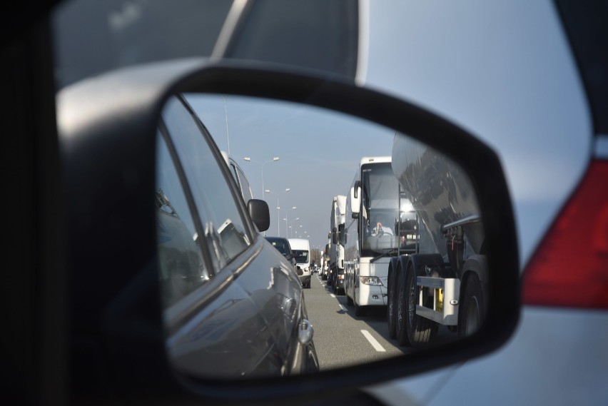 Gigantyczny korek na autostradzie A1 za MOP Knurów w kierunku na Rybnik. Zerwali asfalt. Zajęli dwa pasy