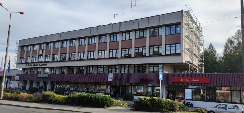 Budynek Urzędu Miejskiego w Alwerni przeszedł termomodernizacją. Zmienił się nie do poznania [ZDJĘCIA] 