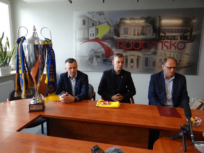Prezydent miasta gratuluje RKS Radomsko zdobycia Pucharu Polski. ZDJĘCIA