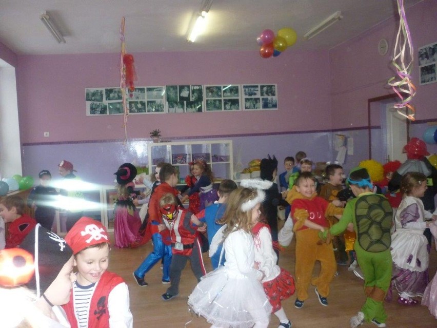 Dzieci z przedszkola "Janka Wędrowniczka" bawiły się na balu...