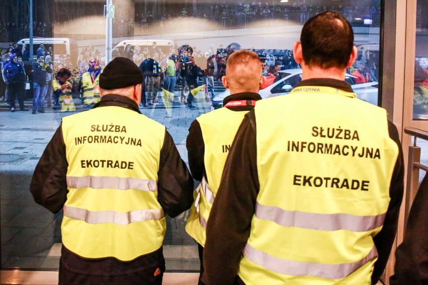 Gorąco po derbach Trójmiasta Arki Gdynia z Lechią Gdańsk. Sytuację uspokoiła interwencja policji [ZDJĘCIA]