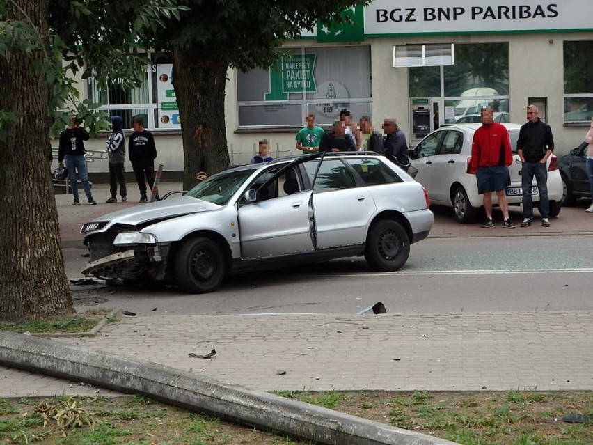 Co najmniej jedna osoba trafiła do szpitala.