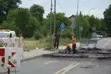 Ulica Żagańska w Żarach wciąż nieprzejezdna. Trwa naprawianie nawierzchni po awarii kanalizacji sanitarnej