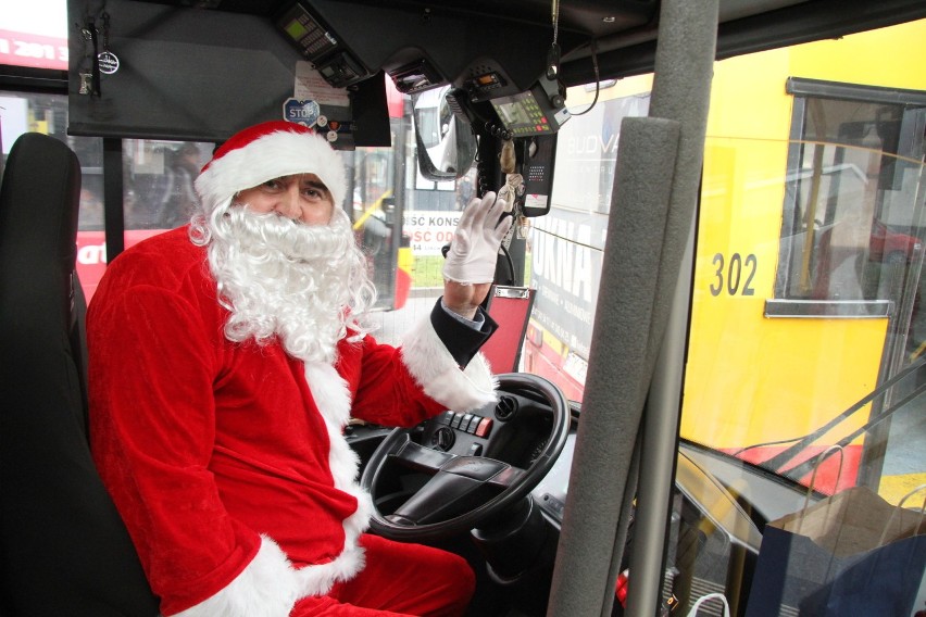 Świąteczny autobus z Mikołajem za kierownicą na trasie w Kielcach (WIDEO, zdjęcia)