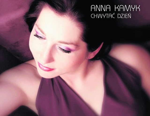 Okładka z solowej płyty Anny Kamyk zatytułowana "Chwytaj dzień"