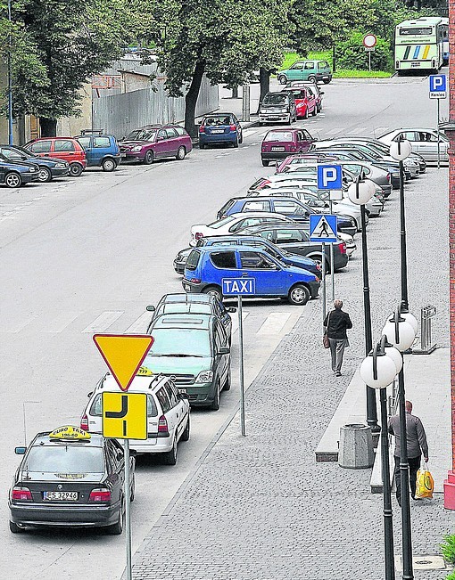 Parkowanie w Skierniewicach przed dworcem powinno być krótsze