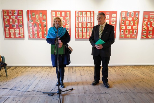 Na zdjęciu od lewej: Ilona Jaroszek-Nowak - dyrektor Muzeum Wsi Radomskiej i Marian Sołobodowski - autor wystawy.