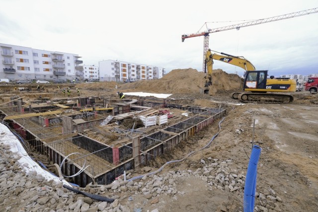 Trwa budowa nowego osiedla PTBS w ramach programu "POZnaj i zamieszkaj". W tle budynki zbudowane w ramach programu najmu z dojściem do własności.
