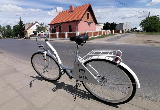 Dzięki wypożyczalniom rowerów, można spod widocznego Domu Rodziny Jana Kasprowicza w Szymborzu  pojechać do głównej siedziby Muzeum im. Jana Kasprowicza w Inowrocławiu lub odwrotnie