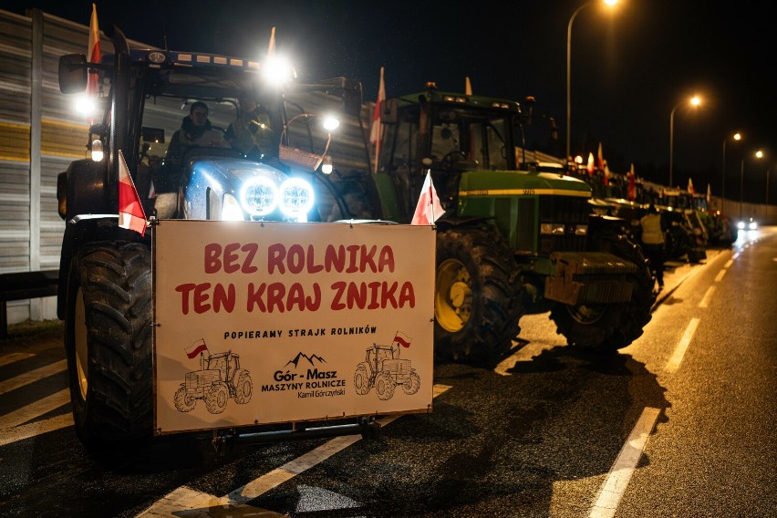 Trwają rolnicze blokady w okolicach Torunia. Wjazd na autostradę nadal niemożliwy