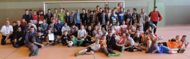 Uczestnicy pierwszej edycji turnieju piłki nożnej zorganizowanego pod patronatem proboszczów malborskich parafii.