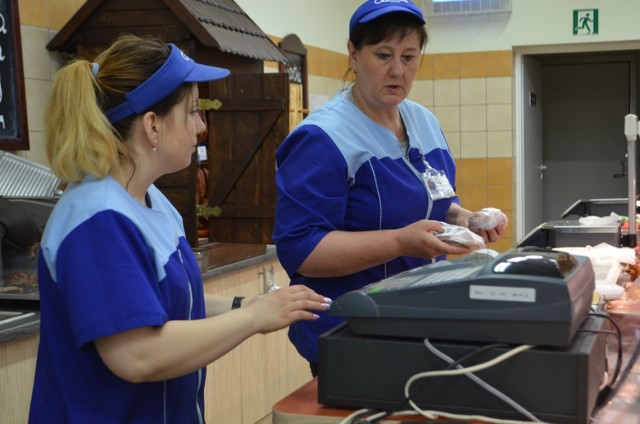 Należące do głogowskiej Powszechnej Spółdzielni Spożywców  Społem sklepy borykają się w coraz większą plagą kradzieży. Z półek, oprócz artykułów chemicznych giną głównie wędliny, sery, masło. Bywa, że policja wzywana jest do takich sytuacji po trzy razy w tygodniu.
Na dziewięć sklepów PSS Społem najgorsza sytuacja jest w dwóch  samoobsługowych placówkach  przy ulicy Morcinka i Obrońców Pokoju. W tym ostatnim zarząd firmy zdecydował się na wprowadzenie dodatkowej kasy na stoisku mięsno-wędliniarskim. Kasę obsługują m.in. Paulina Paszkiewicz i Ilona Chruściel (na zdjęciu)