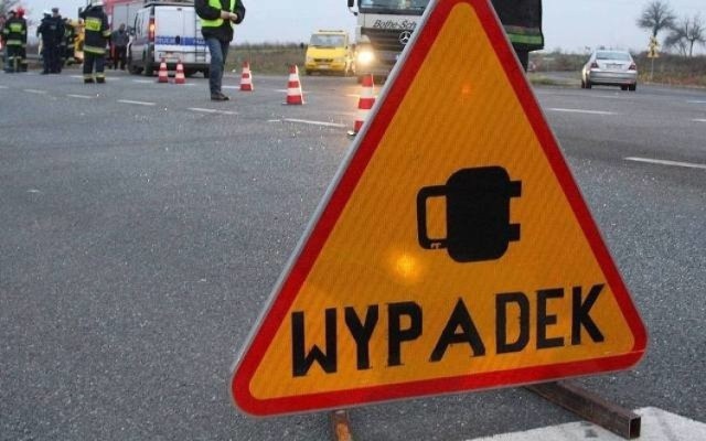 Śmiertelny wypadek na drodze krajowej nr 80 w Strzyżawie pod Bydgoszczą. Samochód osobowy wypadł z drogi, ścinając drzewo, zatrzymał się w rowie. Kierowca auta zginął na miejscu.