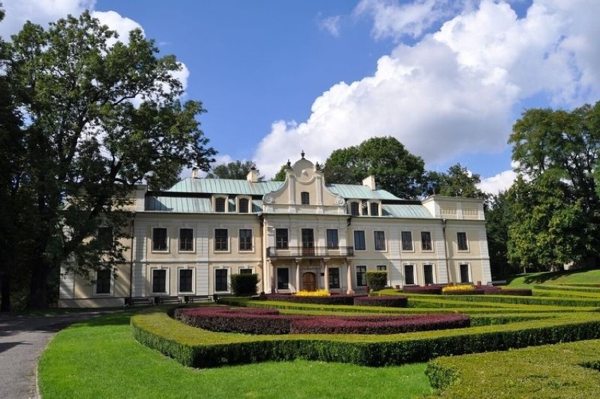 Pałac Mieroszewskich mieści się przy ul. Gzichowskiej 15....