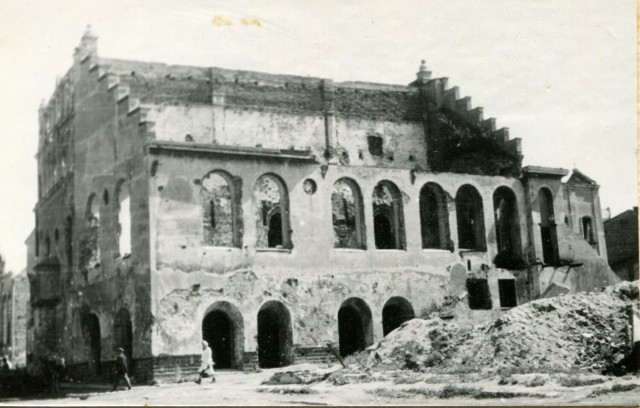Archiwalne zdjęcia z rozbiórki synagogi przy ul. Jagiellońskiej w Przemyślu (w latach 50. XX wieku).
