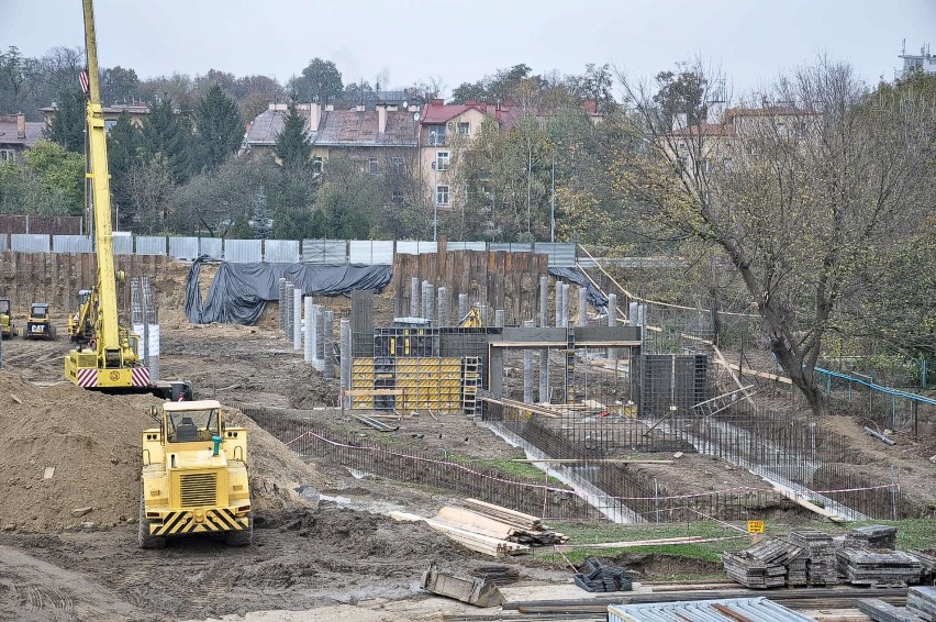 Buduje się nowy parking pod mostem zamkowym w Rzeszowie