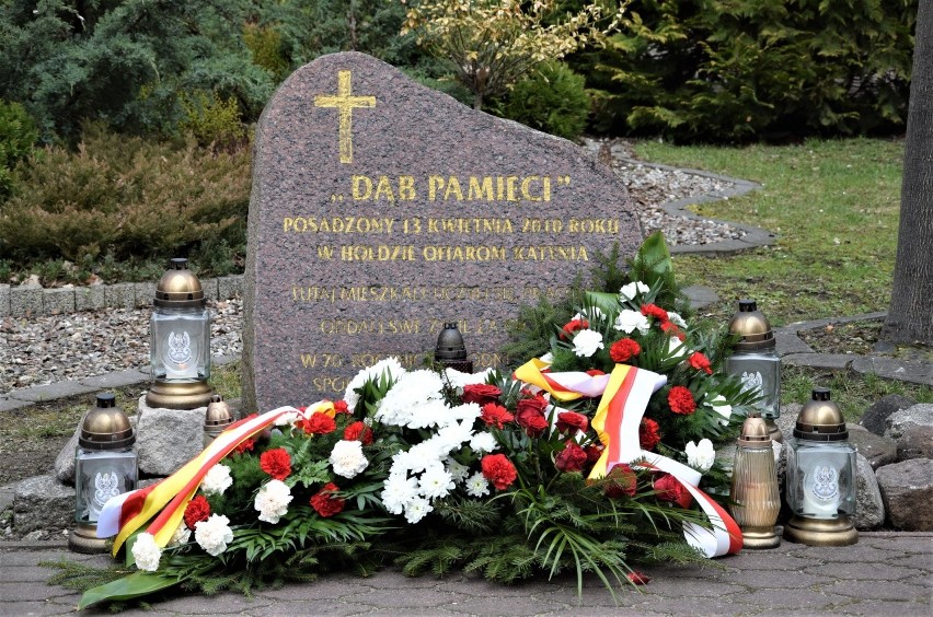 Inowrocław. Kwiaty pod Dębem Pamięci w Inowrocławiu, w rocznicę zbrodni katyńskiej i katastrofy smoleńskiej. Zdjęcia